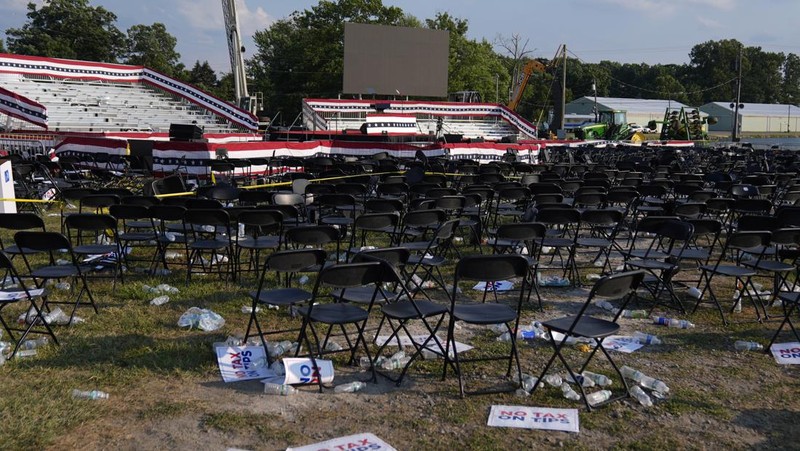Agen Dinas Rahasia AS mengelilingi panggung saat agen lainnya melindungi calon presiden dari Partai Republik mantan Presiden Donald Trump pada rapat umum kampanye, Sabtu, 13 Juli 2024, di Butler, Pa. (AP/Evan Vucci)
