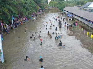 Uniknya Tradisi Bekarang di Muba, Ramai-ramai Tangkap Ikan Sungai