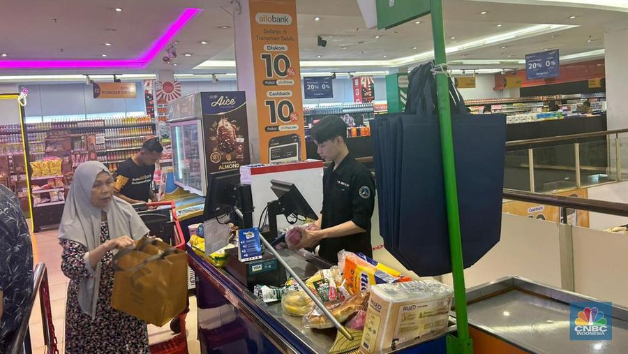 Transmart Full Day Sale di Transmart Cempaka Putih, Jakarta, Minggu, 14/7. (CNBC Indonesia/Elga)