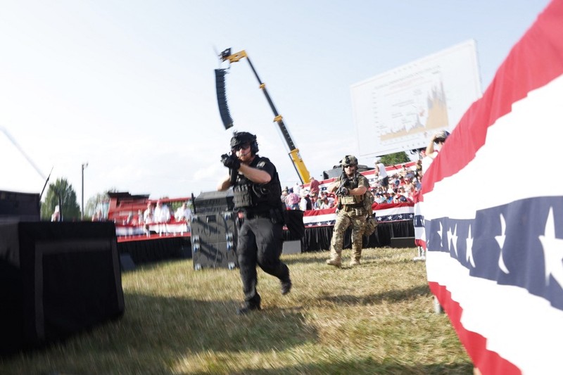 USA-ELECTION/TRUMP People gather for a campaign rally of Republican presidential candidate and former U.S. President Donald Trump at the Butler Farm Show in Butler, Pennsylvania, U.S., July 13, 2024. REUTERS/Brendan McDermid
