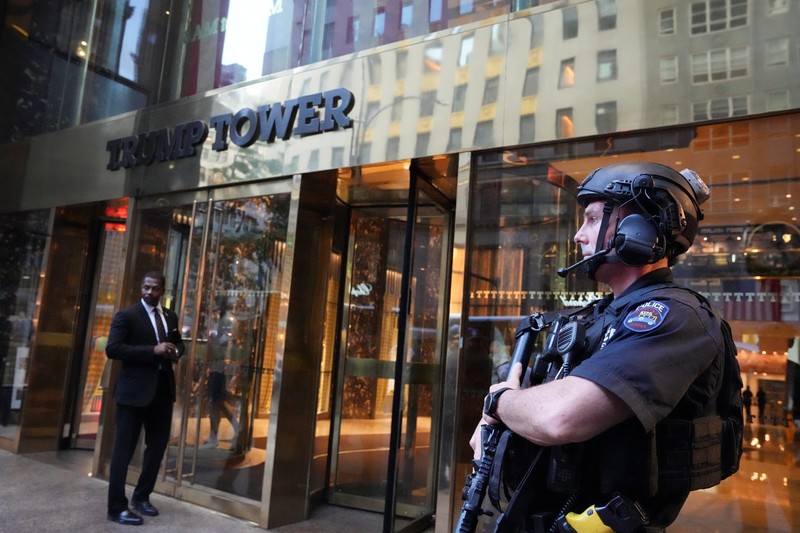 USA-ELECTION/TRUMP A member of security forces stands guard outside Trump Tower after Trump was injured when shots were fired during a campaign rally held in Butler, in New York, U.S., July 13, 2024. REUTERS/David Dee Delgado