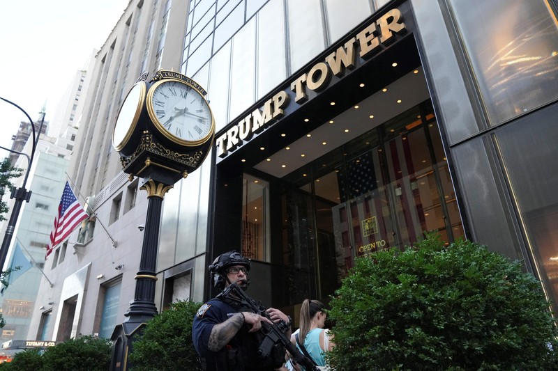 A member of security forces stands guard outside Trump Tower after Trump was injured when shots were fired during a campaign rally held in Butler, in New York, U.S., July 13, 2024.  REUTERS/David Dee Delgado
