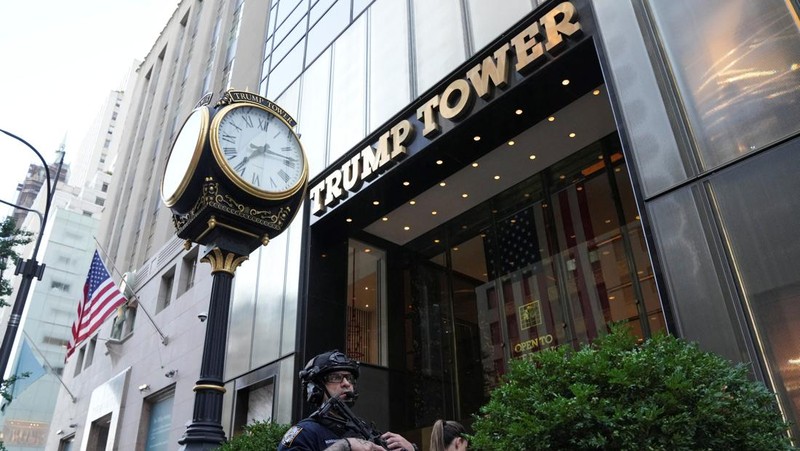 A member of security forces stands guard outside Trump Tower after Trump was injured when shots were fired during a campaign rally held in Butler, in New York, U.S., July 13, 2024.  REUTERS/David Dee Delgado