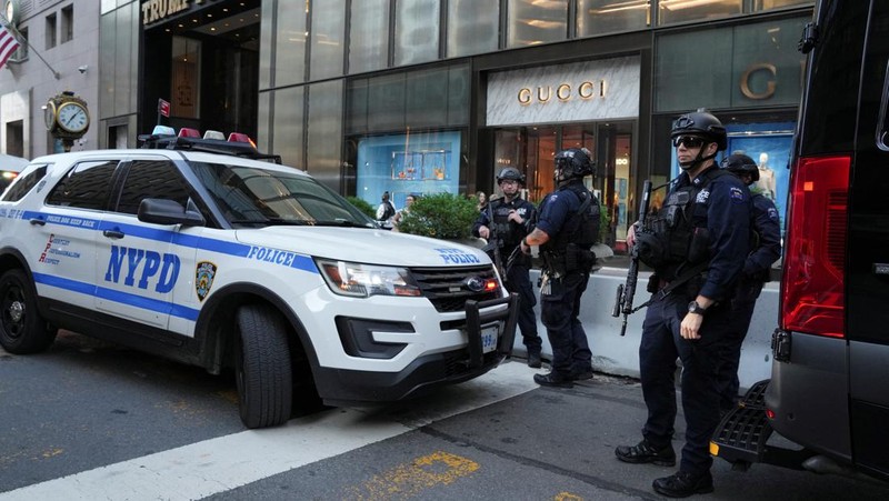 A member of security forces stands guard outside Trump Tower after Trump was injured when shots were fired during a campaign rally held in Butler, in New York, U.S., July 13, 2024.  REUTERS/David Dee Delgado