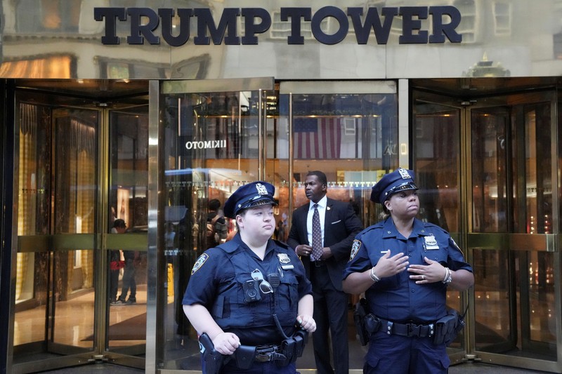 USA-ELECTION/TRUMP A member of security forces stands guard outside Trump Tower after Trump was injured when shots were fired during a campaign rally held in Butler, in New York, U.S., July 13, 2024. REUTERS/David Dee Delgado