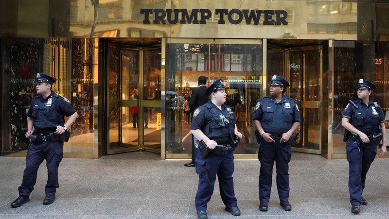 A member of security forces stands guard outside Trump Tower after Trump was injured when shots were fired during a campaign rally held in Butler, in New York, U.S., July 13, 2024.  REUTERS/David Dee Delgado