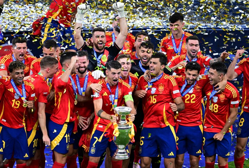 Alvaro Morata dari Spanyol mengangkat trofi saat mereka merayakan kemenangan Euro 2024. Alvaro Morata dari Spanyol mengangkat trofi saat mereka merayakan kemenangan Euro 2024. (REUTERS/Lee Smith)