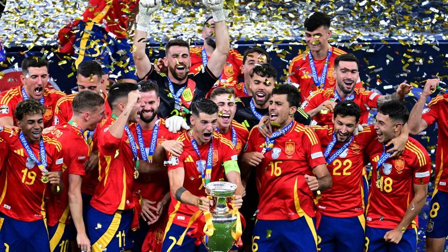 Alvaro Morata dari Spanyol mengangkat trofi saat mereka merayakan kemenangan Euro 2024. (REUTERS/Lee Smith)