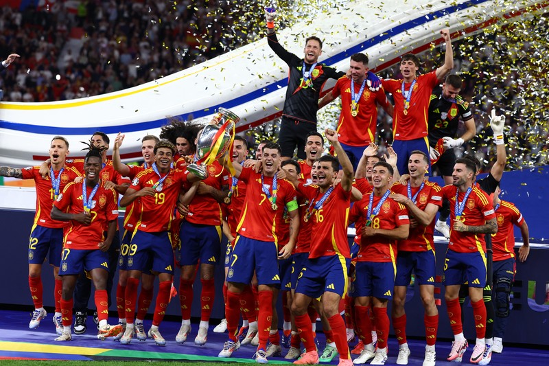 Alvaro Morata dari Spanyol mengangkat trofi saat mereka merayakan kemenangan Euro 2024. Alvaro Morata dari Spanyol mengangkat trofi saat mereka merayakan kemenangan Euro 2024. (REUTERS/Lee Smith)