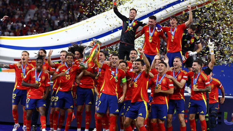 Alvaro Morata dari Spanyol mengangkat trofi saat mereka merayakan kemenangan Euro 2024. (REUTERS/Lee Smith)