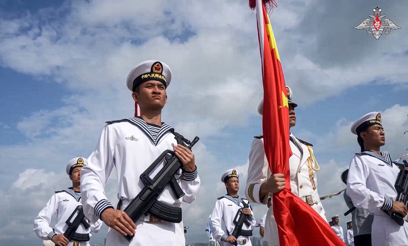 Angkatan Laut China dan Rusia pada hari Minggu (14/7) memulai latihan bersama di sebuah pelabuhan militer di selatan China. (Russian Defense Ministry Press Service via AP) Angkatan Laut China dan Rusia pada hari Minggu (14/7) memulai latihan bersama di sebuah pelabuhan militer di selatan China. (Russian Defense Ministry Press Service via AP)