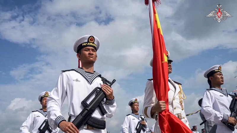 Angkatan Laut China dan Rusia pada hari Minggu (14/7) memulai latihan bersama di sebuah pelabuhan militer di selatan China. (Russian Defense Ministry Press Service via AP)