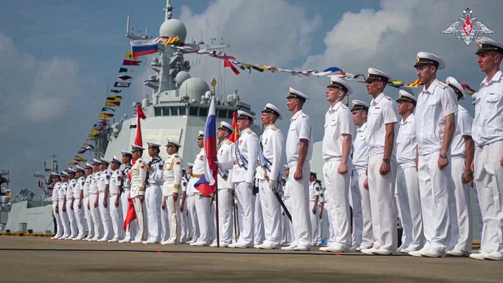 Angkatan Laut China dan Rusia pada hari Minggu (14/7) memulai latihan bersama di sebuah pelabuhan militer di selatan China. (Russian Defense Ministry Press Service via AP) Angkatan Laut China dan Rusia pada hari Minggu (14/7) memulai latihan bersama di sebuah pelabuhan militer di selatan China. (Russian Defense Ministry Press Service via AP)