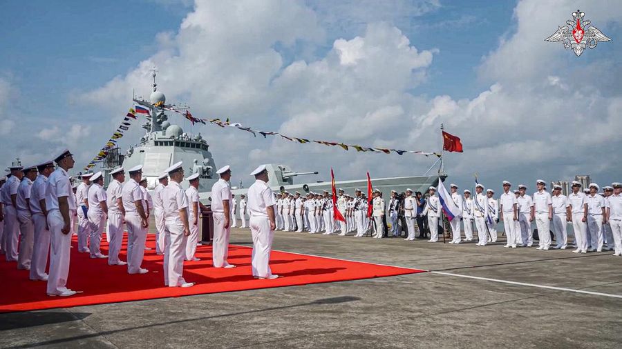 Angkatan Laut China dan Rusia pada hari Minggu (14/7) memulai latihan bersama di sebuah pelabuhan militer di selatan China. (Russian Defense Ministry Press Service via AP)