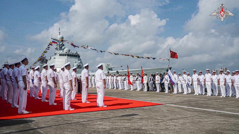 Angkatan Laut China dan Rusia pada hari Minggu (14/7) memulai latihan bersama di sebuah pelabuhan militer di selatan China. (Russian Defense Ministry Press Service via AP)