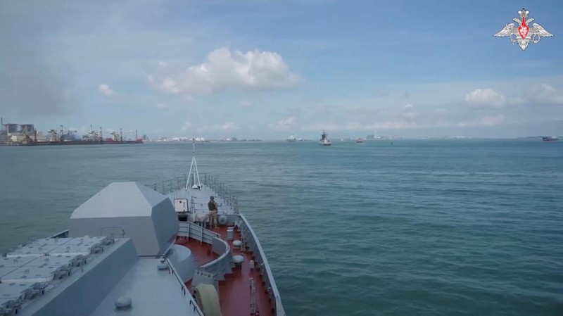 Angkatan Laut China dan Rusia pada hari Minggu (14/7) memulai latihan bersama di sebuah pelabuhan militer di selatan China. (Russian Defense Ministry Press Service via AP)