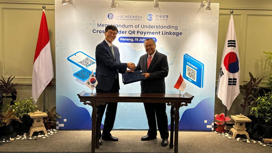 Bank Indonesia (BI) kembali memperluas jaringan kerja sama pembayaran dengan mitra strategis internasional. Perluasan kerja sama tersebut dilaksanakan antara BI dengan Bank of Korea (BoK) melalui penandatanganan Nota Kesepahaman (NK) terkait pembayaran berbasis QR code. Penandatanganan NK dilakukan oleh Gubernur BI, Perry Warjiyo, dan Gubernur BoK, Ree Chang-yong, pada 15 Juli 2024 di Penang, Malaysia. (Dok: Bank Indonesia)