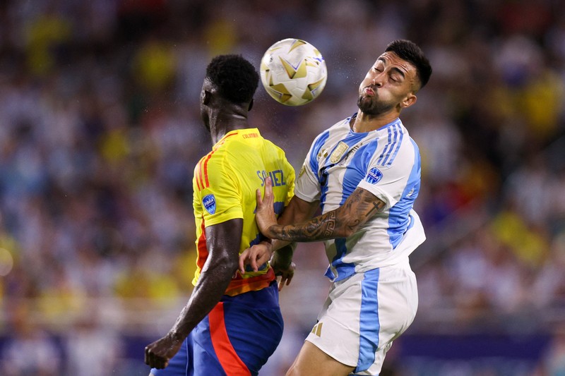 Penyerang Argentina Nicolas Gonzalez (15) mengontrol bola dari gelandang Kolombia Richard Rios (6) di babak kedua saat Final Copa America di Stadion Hard Rock. (USA TODAY Sports via Reuters Con/Nathan Ray Seebeck) Penyerang Argentina Nicolas Gonzalez (15) mengontrol bola dari gelandang Kolombia Richard Rios (6) di babak kedua saat Final Copa America di Stadion Hard Rock. (USA TODAY Sports via Reuters Con/Nathan Ray Seebeck)