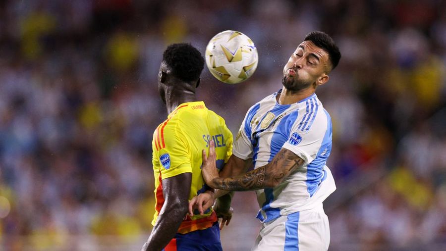 Penyerang Argentina Nicolas Gonzalez (15) mengontrol bola dari gelandang Kolombia Richard Rios (6) di babak kedua saat Final Copa America di Stadion Hard Rock. (USA TODAY Sports via Reuters Con/Nathan Ray Seebeck)