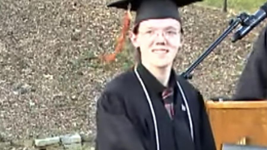 Gambar diam tanggal 3 Juni 2022 ini diambil dari video yang disediakan oleh Bethel Park School District yang menunjukkan siswa Thomas Matthew Crooks pada Pembukaan Sekolah Menengah Bethel Park 2022 di Bethel Park, Pa. (The Bethel Park School District via AP)