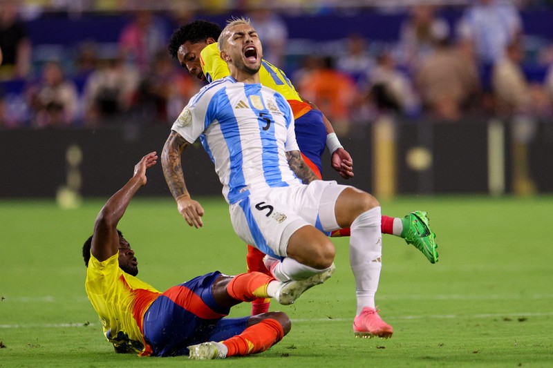 Penyerang Argentina Nicolas Gonzalez (15) mengontrol bola dari gelandang Kolombia Richard Rios (6) di babak kedua saat Final Copa America di Stadion Hard Rock. (USA TODAY Sports via Reuters Con/Nathan Ray Seebeck) Penyerang Argentina Nicolas Gonzalez (15) mengontrol bola dari gelandang Kolombia Richard Rios (6) di babak kedua saat Final Copa America di Stadion Hard Rock. (USA TODAY Sports via Reuters Con/Nathan Ray Seebeck)