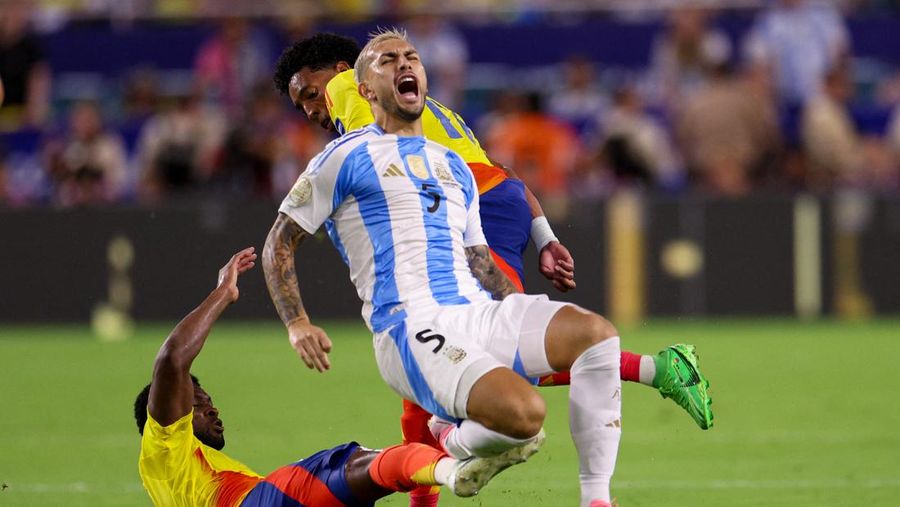 Penyerang Argentina Nicolas Gonzalez (15) mengontrol bola dari gelandang Kolombia Richard Rios (6) di babak kedua saat Final Copa America di Stadion Hard Rock. (USA TODAY Sports via Reuters Con/Nathan Ray Seebeck)