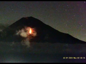 Gunung Semeru Erupsi, Luncurkan 50 Kali Guguran Lava Pijar Sejauh 1 Km