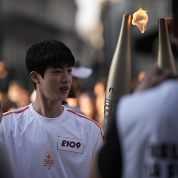 Potret Menawan Jin BTS Bawa Obor Olimpiade Paris 2024