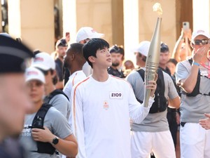 Senyum Jin BTS Rampungkan Relay Obor Olimpiade di Paris: Makasih ARMY!