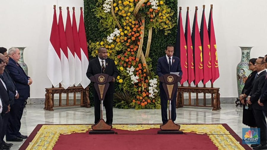 Joint press statement Presiden Republik Indonesia Joko Widodo (kanan) dan Perdana Menteri Papua Nugini James Marape (kiri) di Istana Kepresidenan, Kota Bogor, Provinsi Jawa Barat, Senin (15/7/2024). (CNBC Indonesia/Emir Yanwardhana)