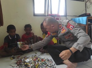 Kapolsek Manipa di Maluku Ajar Anak-Remaja Ubah Sampah Plastik Jadi Bantal