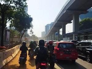 Warga Keluhkan Debu Tebal gegara Proyek Galian di Jl Rasuna Said Jaksel