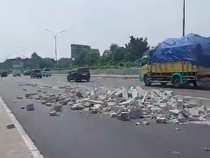 Hebel Muatan Truk Bercecer di Tol Jagorawi Arah Jakarta, Lalin Padat