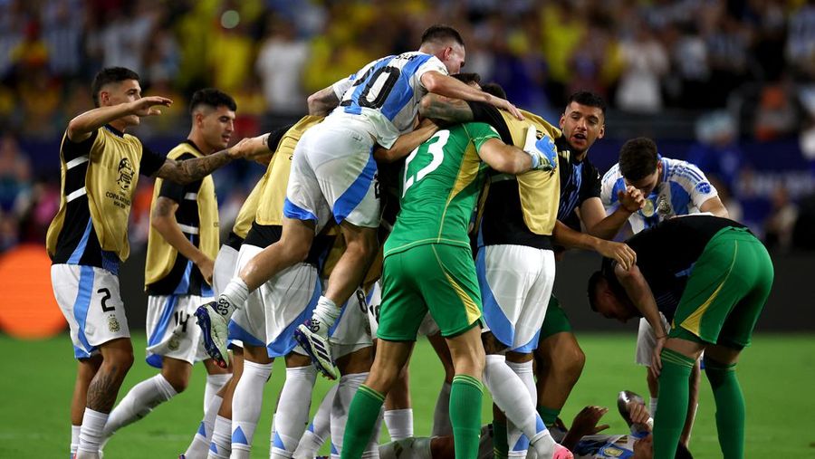 Lautaro Martinez dari Argentina merayakan gol pertama mereka bersama rekan satu tim. (REUTERS/Agustin Marcarian)