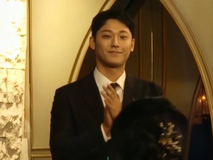 Momen Lee Do Hyun Jadi MC Kondangan, Wara-wiri di Tengah Wamil