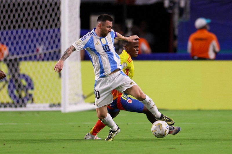 Lionel Messi harus menyudahi aksinya lebih dulu saat Argentina berjuang memenangi Copa America 2024 melawan Kolombia. Messi alami cedera pada kakinya dan harus menonton rekan-rekannya dari pinggir lapangan. (USA TODAY Sports via Reuters Con/Nathan Ray Seebeck) Lionel Messi harus menyudahi aksinya lebih dulu saat Argentina berjuang memenangi Copa America 2024 melawan Kolombia. Messi alami cedera pada kakinya dan harus menonton rekan-rekannya dari pinggir lapangan. (USA TODAY Sports via Reuters Con/Nathan Ray Seebeck)