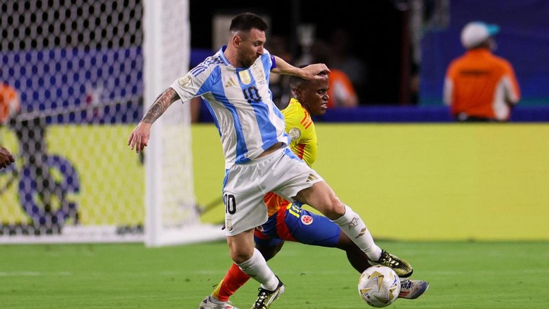 Lionel Messi harus menyudahi aksinya lebih dulu saat Argentina berjuang memenangi Copa America 2024 melawan Kolombia. Messi alami cedera pada kakinya dan harus menonton rekan-rekannya dari pinggir lapangan. (USA TODAY Sports via Reuters Con/Nathan Ray Seebeck)