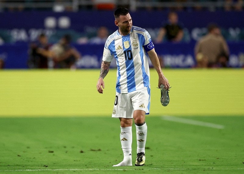 Lionel Messi harus menyudahi aksinya lebih dulu saat Argentina berjuang memenangi Copa America 2024 melawan Kolombia. Messi alami cedera pada kakinya dan harus menonton rekan-rekannya dari pinggir lapangan. (USA TODAY Sports via Reuters Con/Nathan Ray Seebeck) Lionel Messi harus menyudahi aksinya lebih dulu saat Argentina berjuang memenangi Copa America 2024 melawan Kolombia. Messi alami cedera pada kakinya dan harus menonton rekan-rekannya dari pinggir lapangan. (USA TODAY Sports via Reuters Con/Nathan Ray Seebeck)