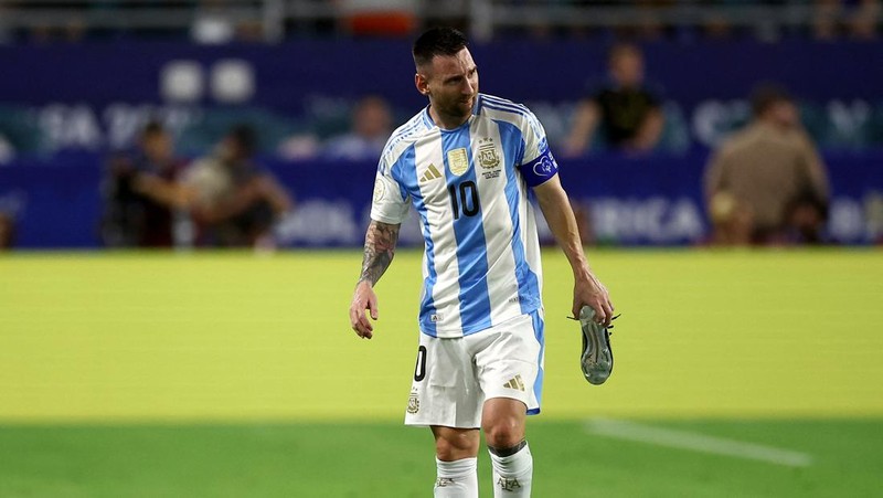 Lionel Messi harus menyudahi aksinya lebih dulu saat Argentina berjuang memenangi Copa America 2024 melawan Kolombia. Messi alami cedera pada kakinya dan harus menonton rekan-rekannya dari pinggir lapangan. (USA TODAY Sports via Reuters Con/Nathan Ray Seebeck)