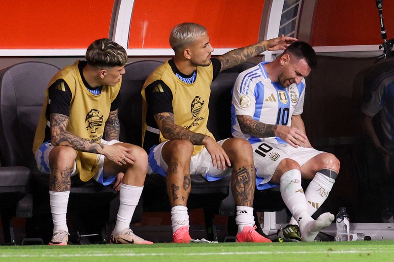 Lionel Messi harus menyudahi aksinya lebih dulu saat Argentina berjuang memenangi Copa America 2024 melawan Kolombia. Messi alami cedera pada kakinya dan harus menonton rekan-rekannya dari pinggir lapangan. (USA TODAY Sports via Reuters Con/Nathan Ray Seebeck) Lionel Messi harus menyudahi aksinya lebih dulu saat Argentina berjuang memenangi Copa America 2024 melawan Kolombia. Messi alami cedera pada kakinya dan harus menonton rekan-rekannya dari pinggir lapangan. (USA TODAY Sports via Reuters Con/Nathan Ray Seebeck)