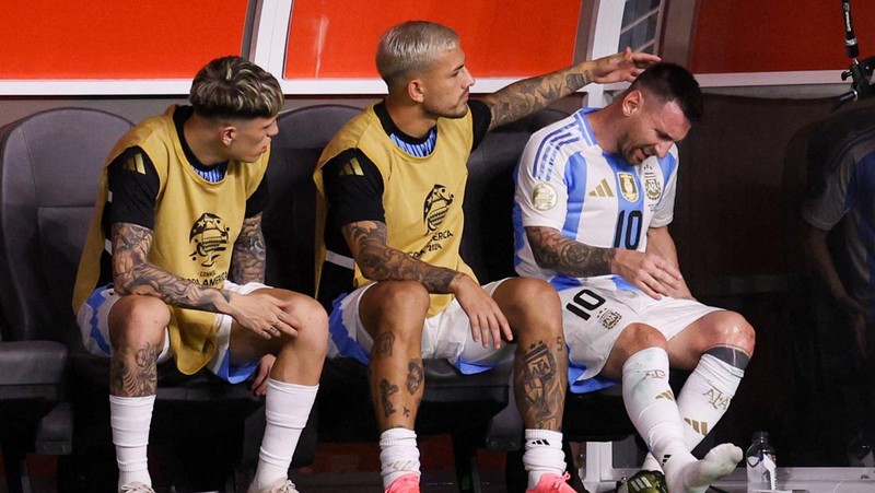 Lionel Messi harus menyudahi aksinya lebih dulu saat Argentina berjuang memenangi Copa America 2024 melawan Kolombia. Messi alami cedera pada kakinya dan harus menonton rekan-rekannya dari pinggir lapangan. (USA TODAY Sports via Reuters Con/Nathan Ray Seebeck)