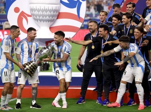 Saat Messi Nggak Mau Angkat Trofi Copa America 2024 Sendirian