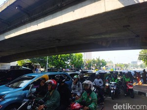 Lalu Lintas di Kolong Flyover Kuningan Jaksel Macet Pagi Ini