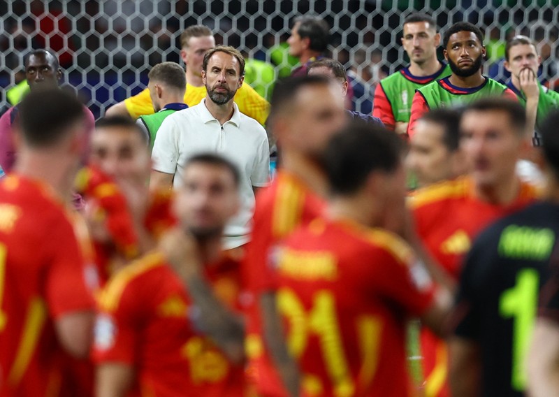 Alvaro Morata dari Spanyol mengangkat trofi saat mereka merayakan kemenangan Euro 2024. (REUTERS/Lee Smith)