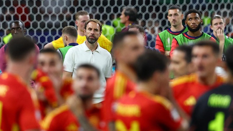 Alvaro Morata dari Spanyol mengangkat trofi saat mereka merayakan kemenangan Euro 2024. (REUTERS/Lee Smith)