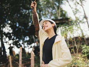 Cerita Maudy Ayunda Meramban Hutan untuk Cari Bahan Makanan
