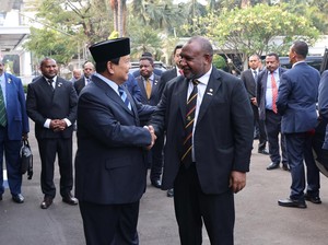 Momen Hangat Prabowo Antar PM Papua Nugini ke Mobil Usai Kunjungi Kemhan
