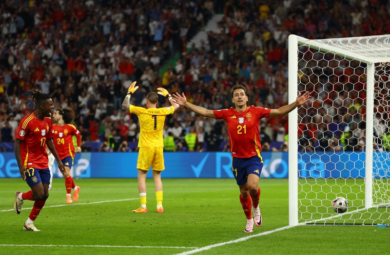 Alvaro Morata dari Spanyol mengangkat trofi saat mereka merayakan kemenangan Euro 2024. (REUTERS/Lee Smith)