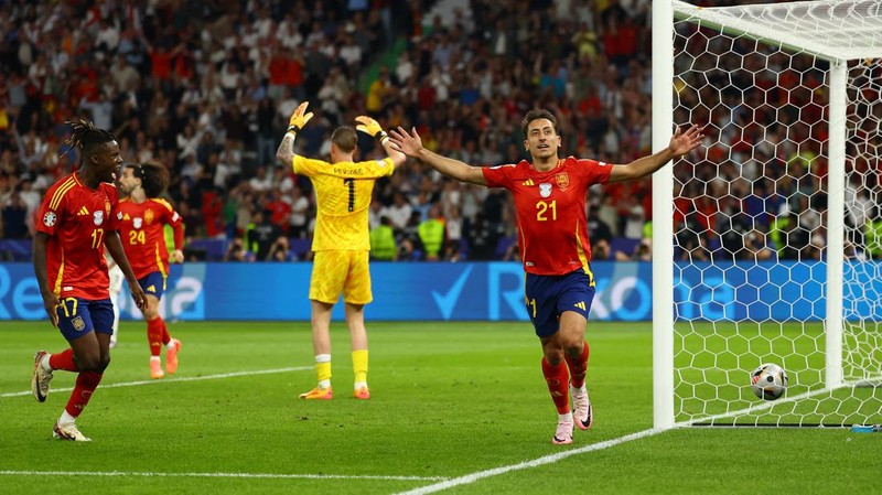 Alvaro Morata dari Spanyol mengangkat trofi saat mereka merayakan kemenangan Euro 2024. (REUTERS/Lee Smith)