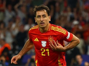 Mikel Oyarzabal, Pahlawan tapi Dicap Pengkhianat